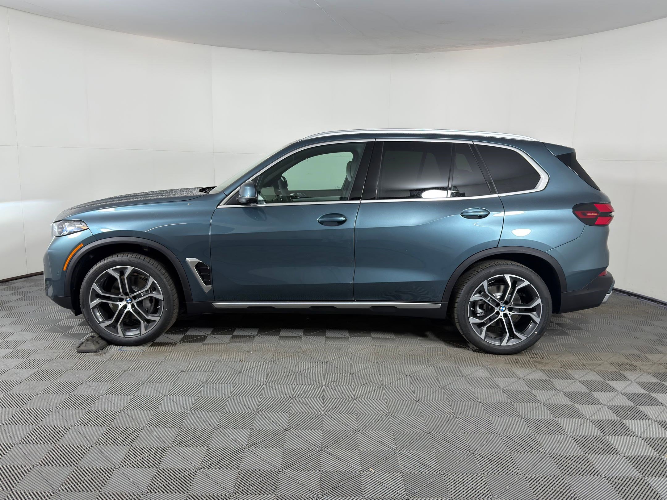 New 2026 BMW X5 sDrive40i w/ Climate Comfort Package image 2