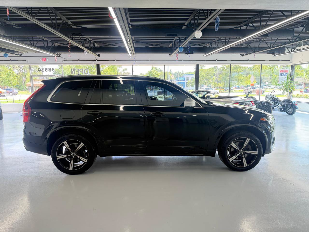 Used 2017 Volvo XC90 T5 R-Design w/ Vision Package FWD image 4