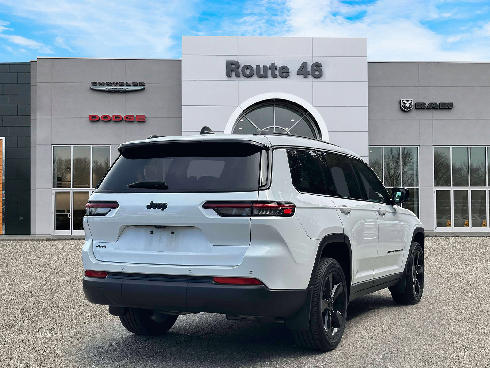 Used 2024 Jeep Grand Cherokee L Altitude AWD/4WD image 5