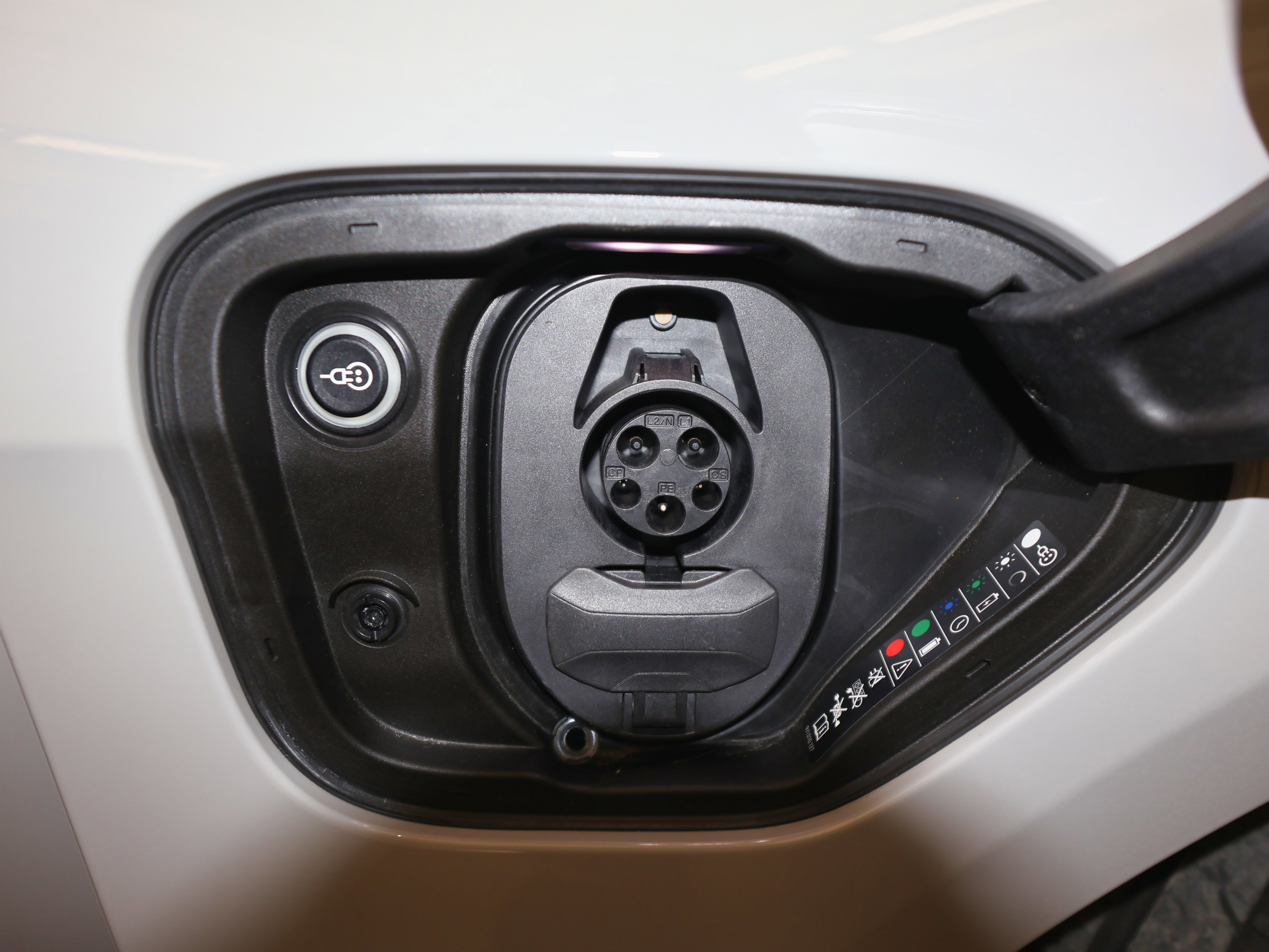 Used 2022 Porsche Taycan 4S image 15