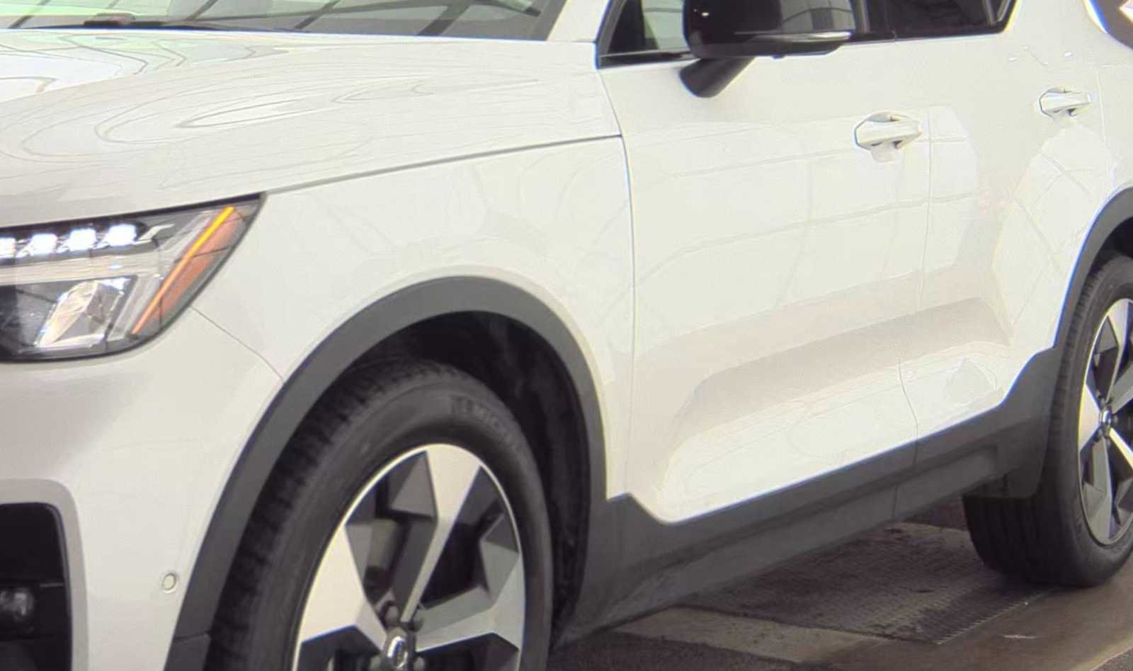 Used 2023 Volvo XC40 B4 Ultimate image 26