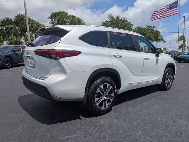 Used 2023 Toyota Highlander XLE AWD/4WD image 4