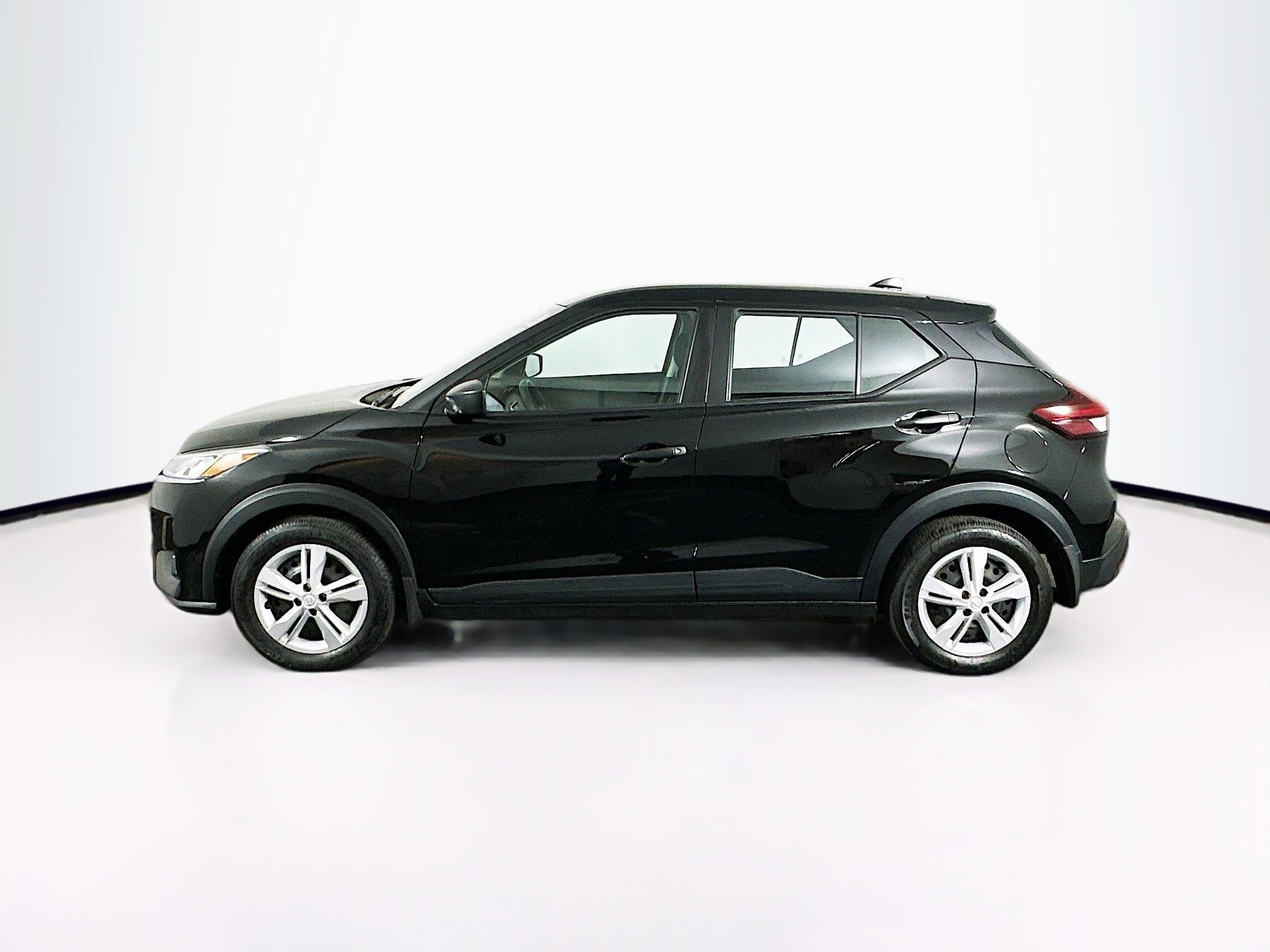 Used 2024 Nissan Kicks S image 4