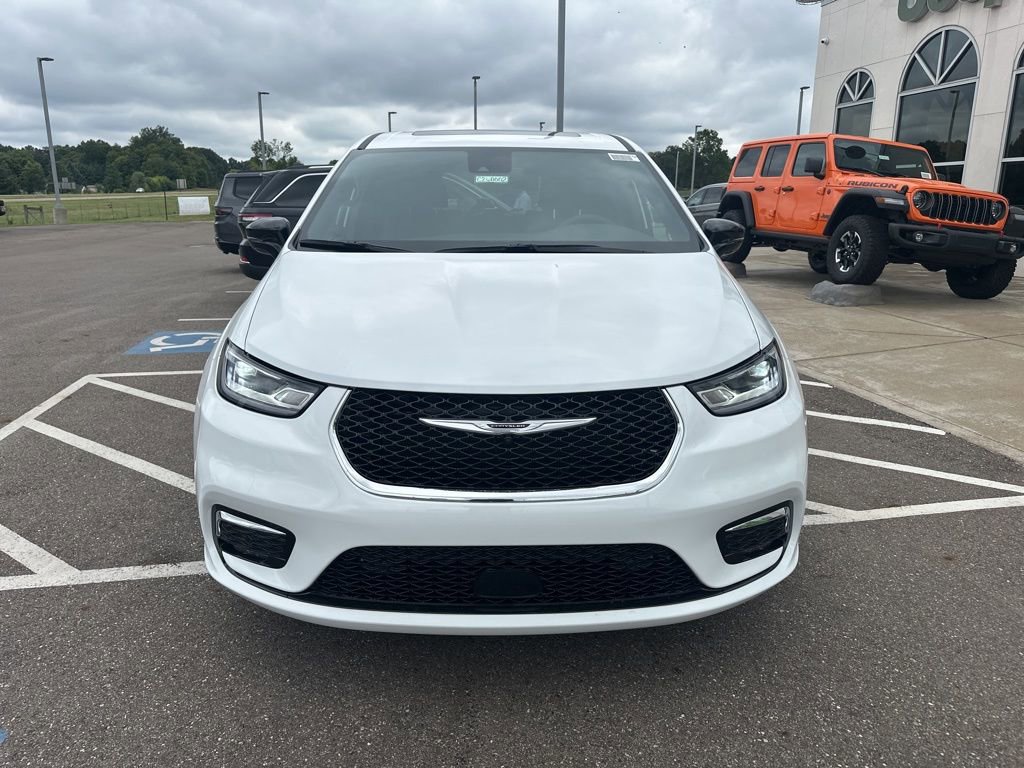 New 2026 Chrysler Pacifica Select image 3