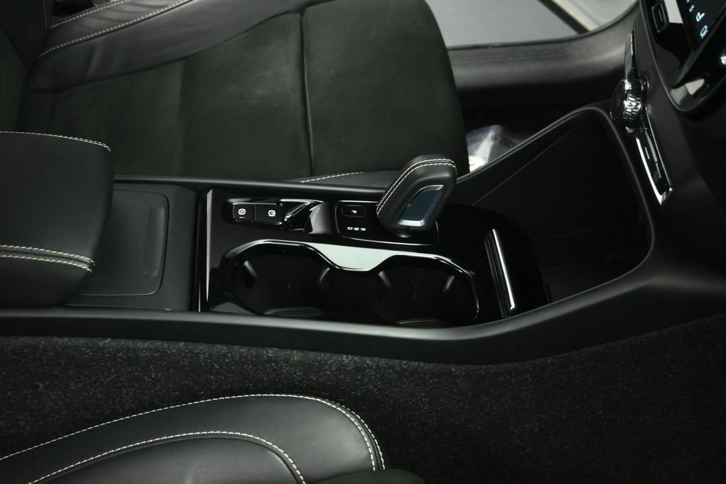 Used 2022 Volvo XC40 T5 R-Design AWD/4WD image 56