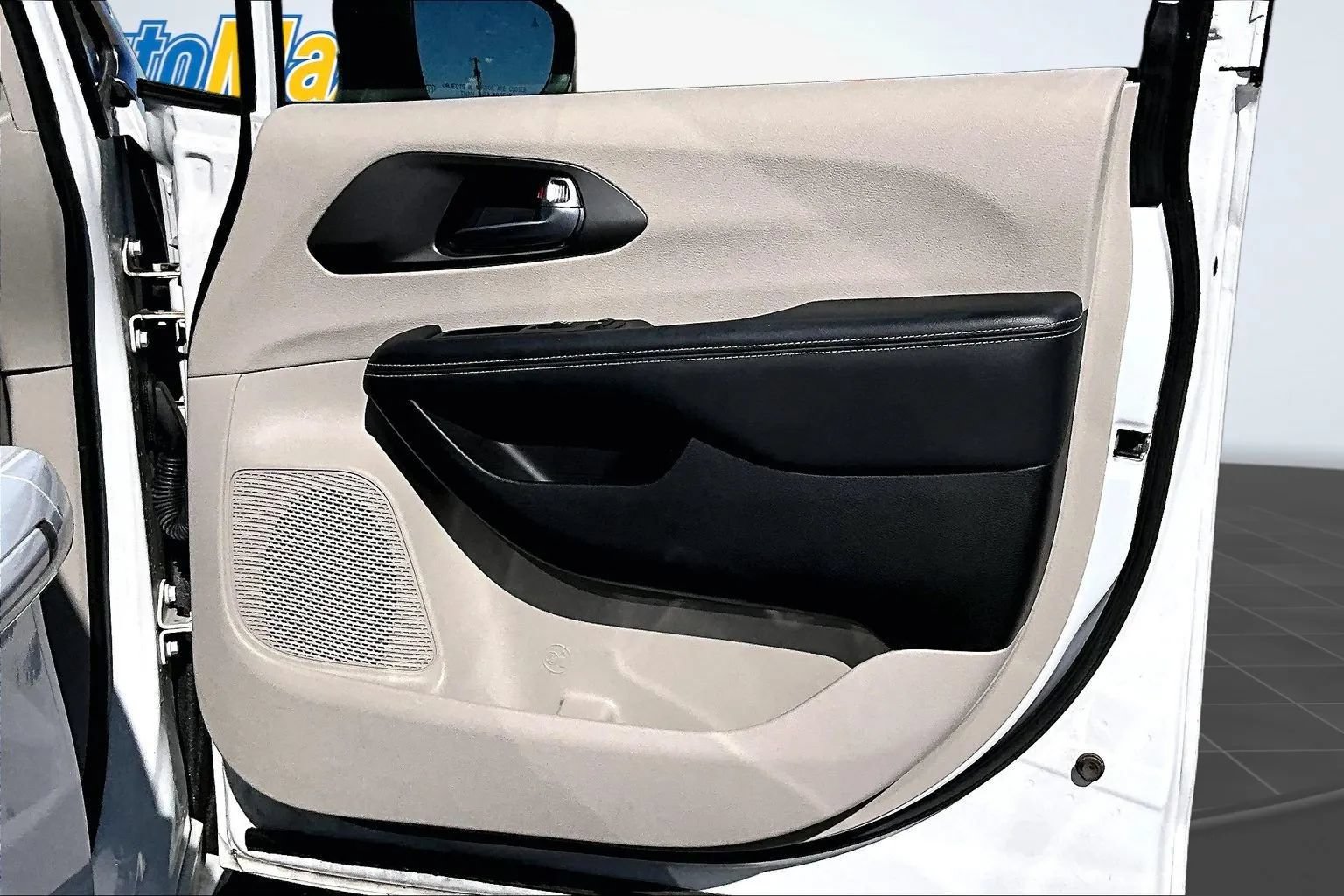 Used 2023 Chrysler Pacifica Touring-L FWD image 27