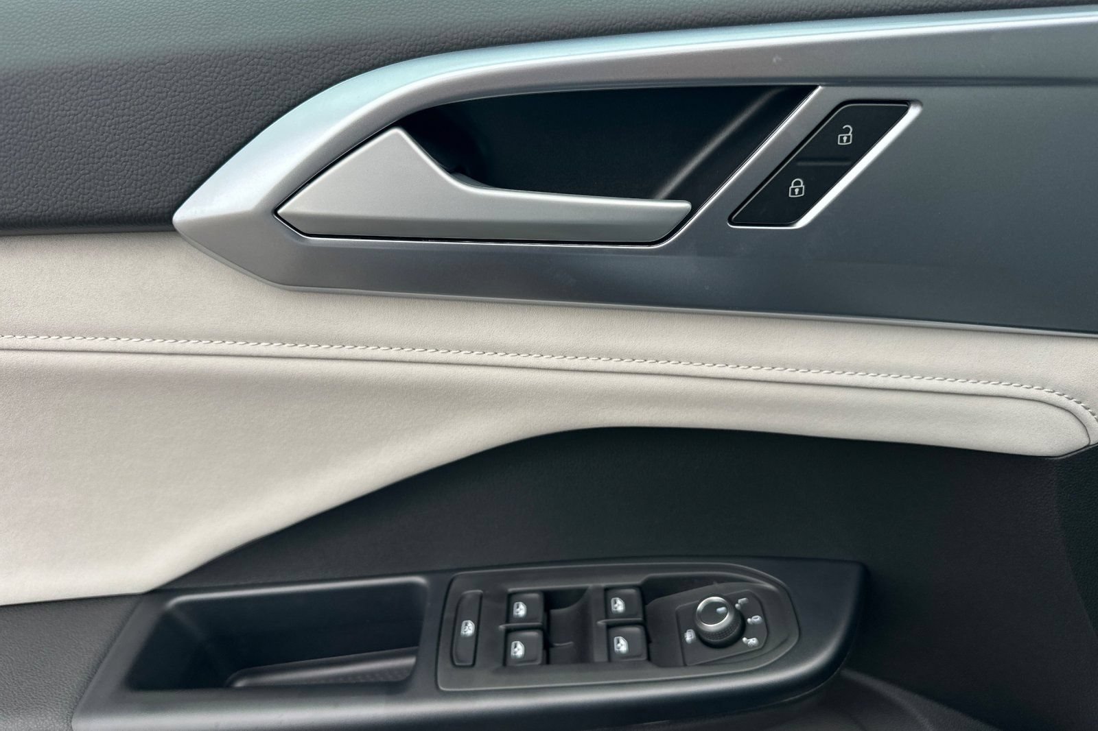New 2026 Volkswagen Taos SE FWD image 11