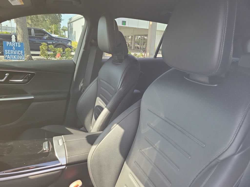 Used 2025 Mercedes-Benz GLC 300 4MATIC image 17