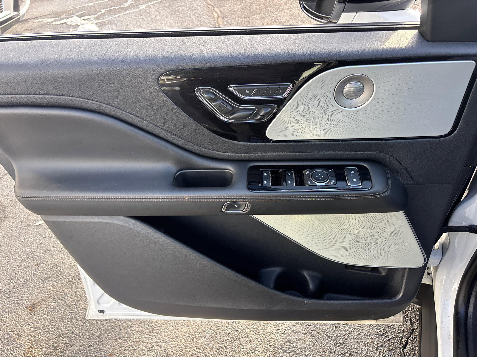 Certified 2025 Lincoln Aviator Reserve w/ Equipment Group 201A image 11