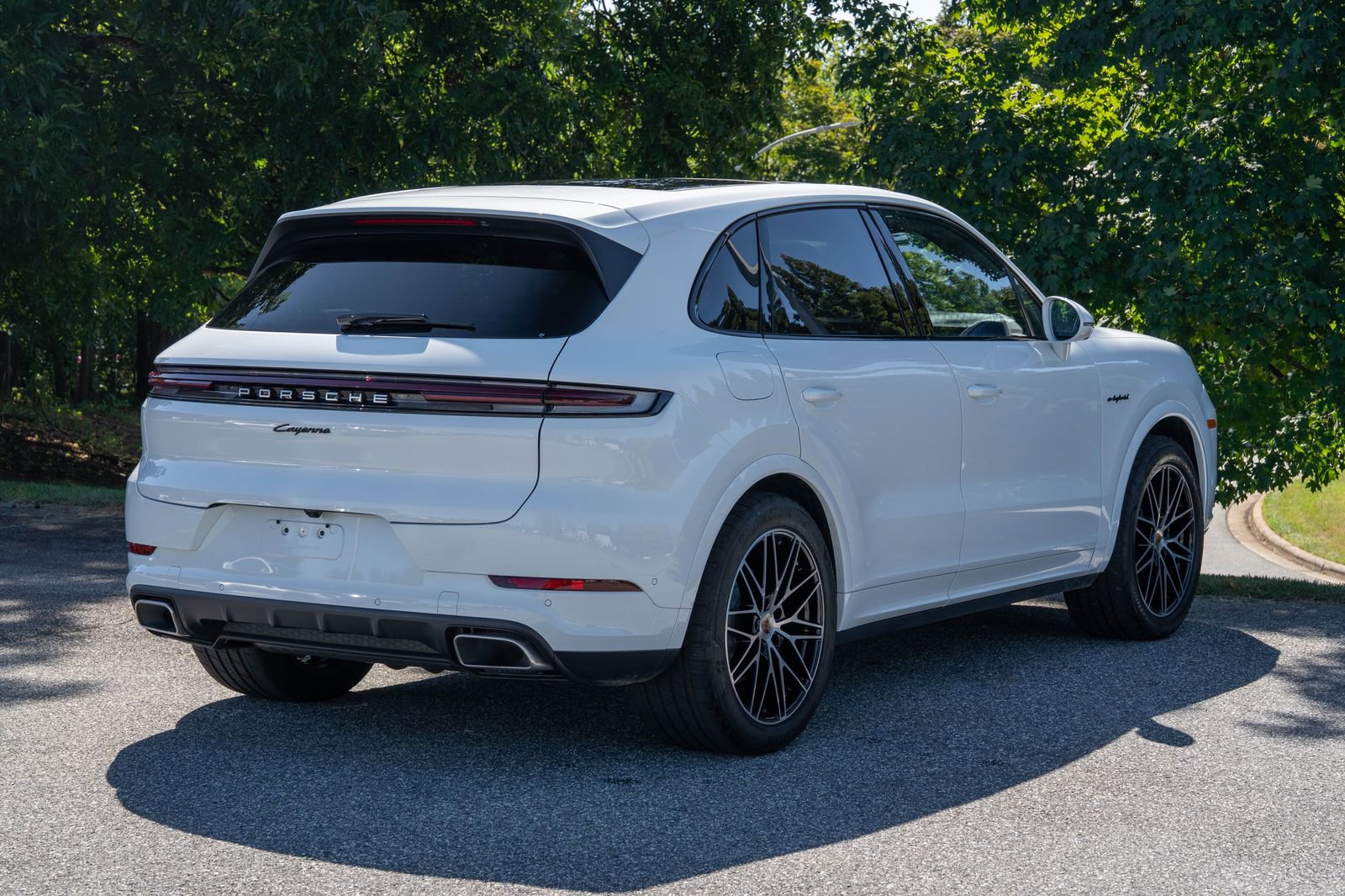 Certified 2025 Porsche Cayenne E-Hybrid w/ Premium Package Plus image 7