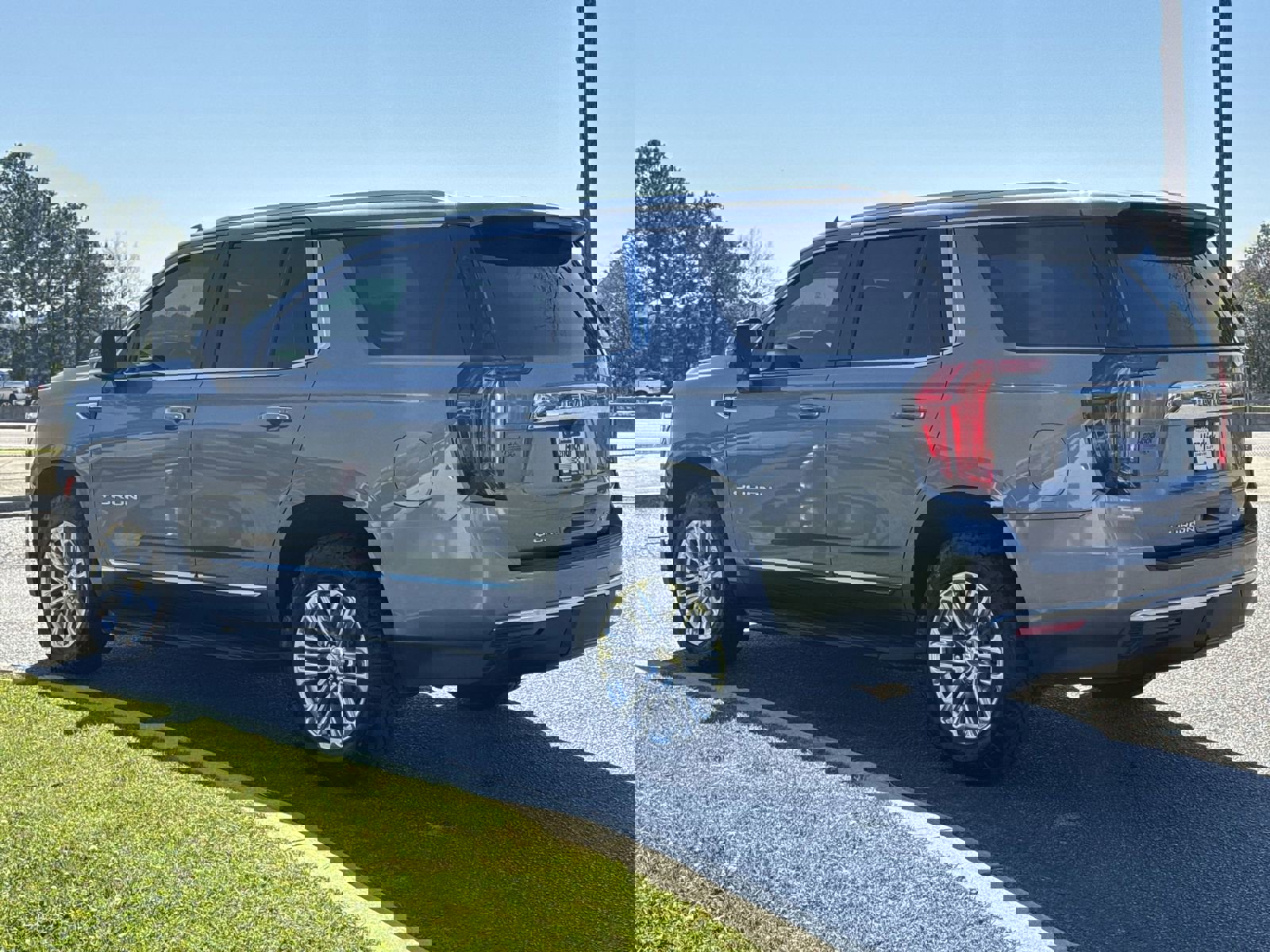 Used 2022 GMC Yukon SLT w/ SLT Premium Package image 8