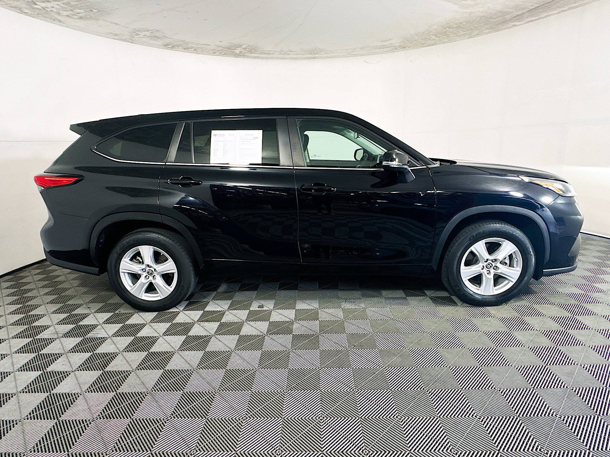 Used 2023 Toyota Highlander L FWD image 2