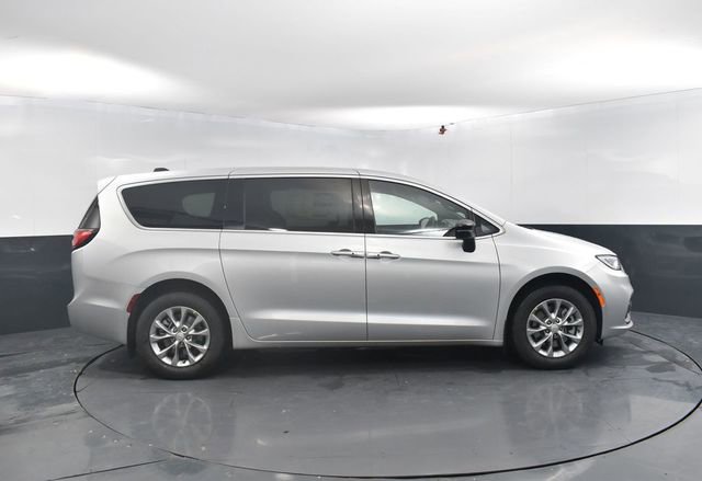 New 2026 Chrysler Pacifica Select image 11