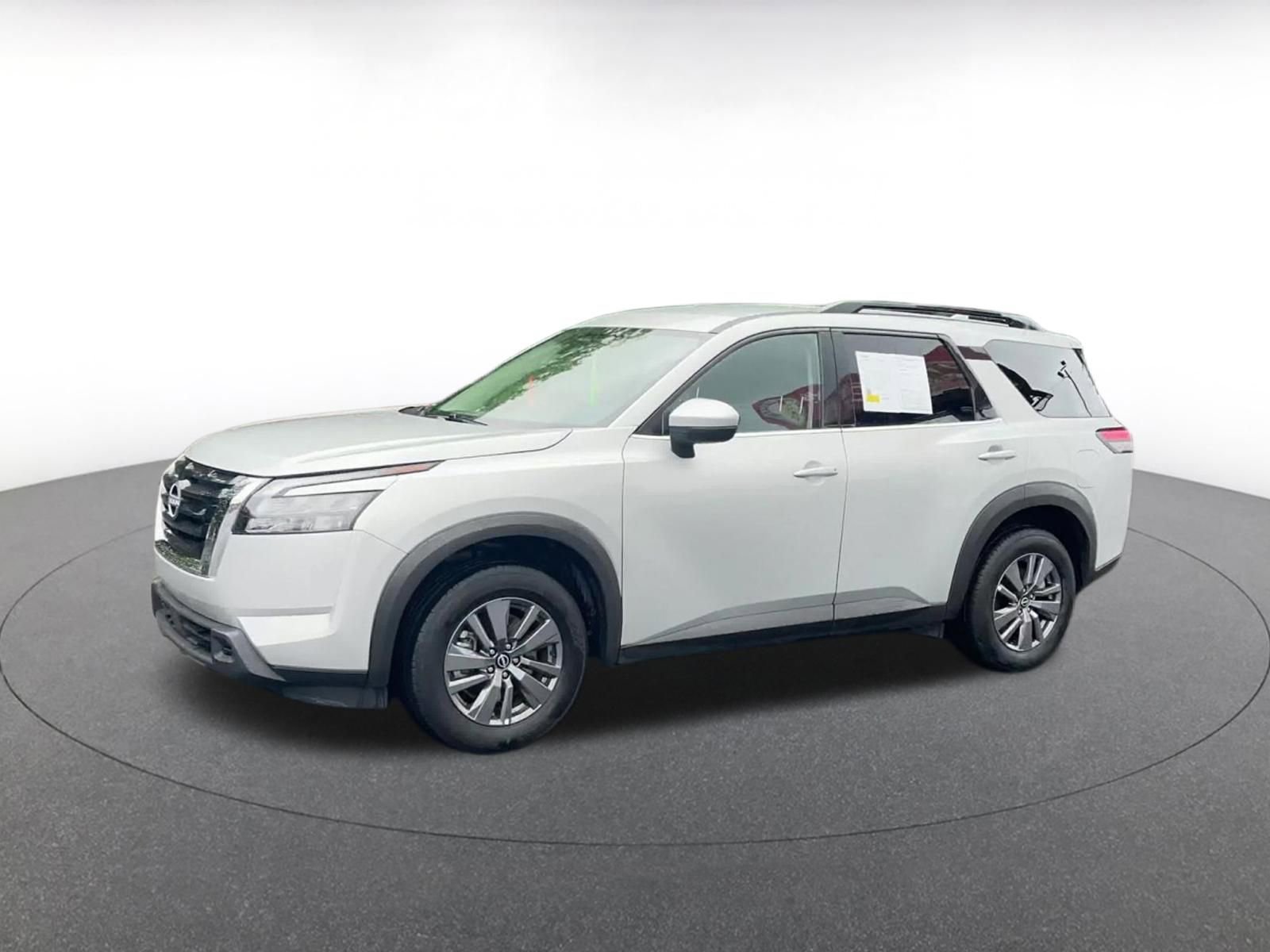 Used 2025 Nissan Pathfinder SV FWD image 8