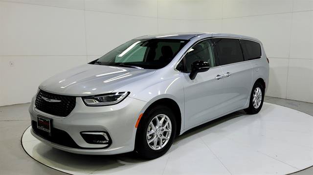 Used 2024 Chrysler Pacifica Touring-L FWD image 3