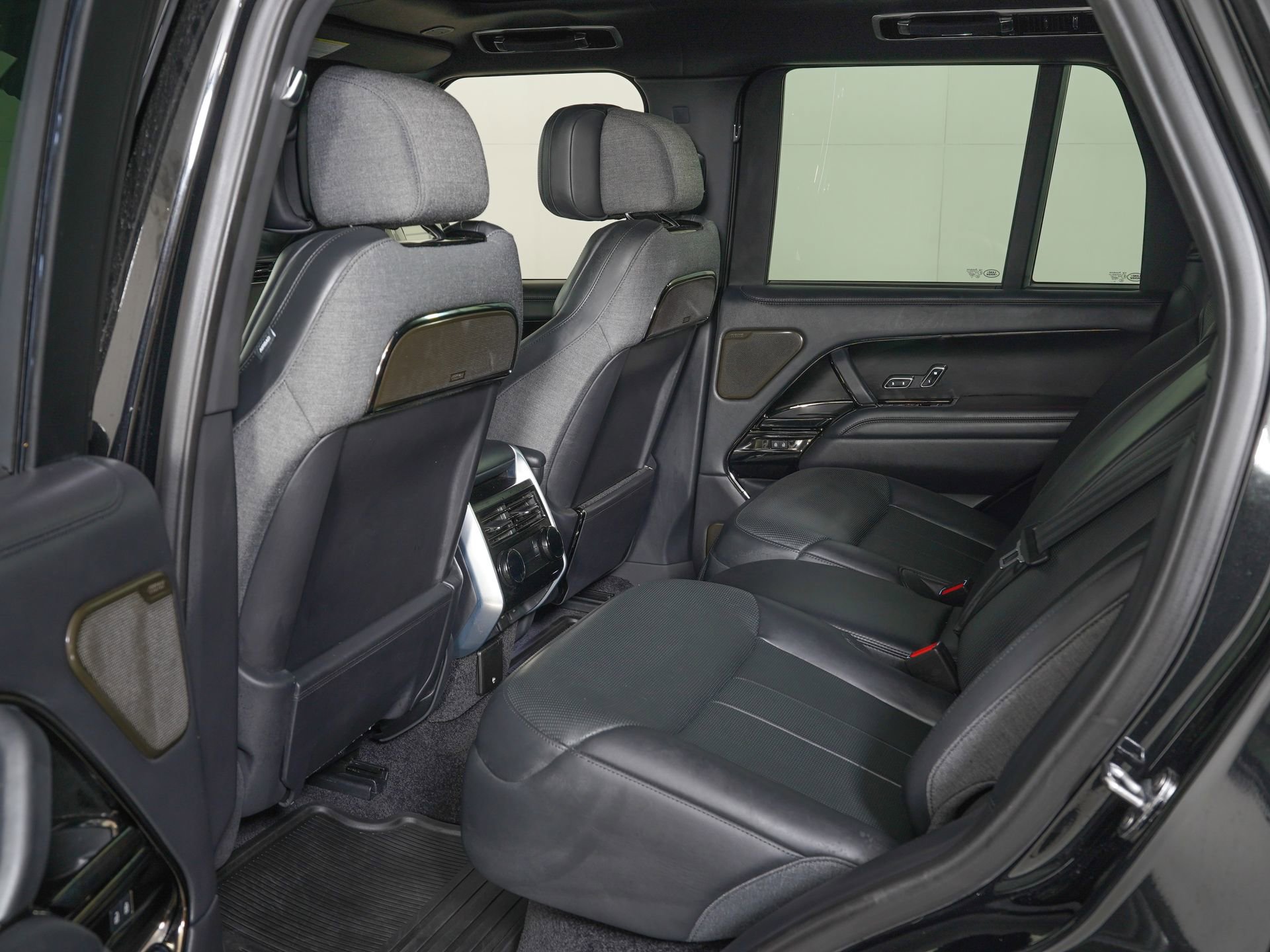 Used 2024 Land Rover Range Rover SV image 11
