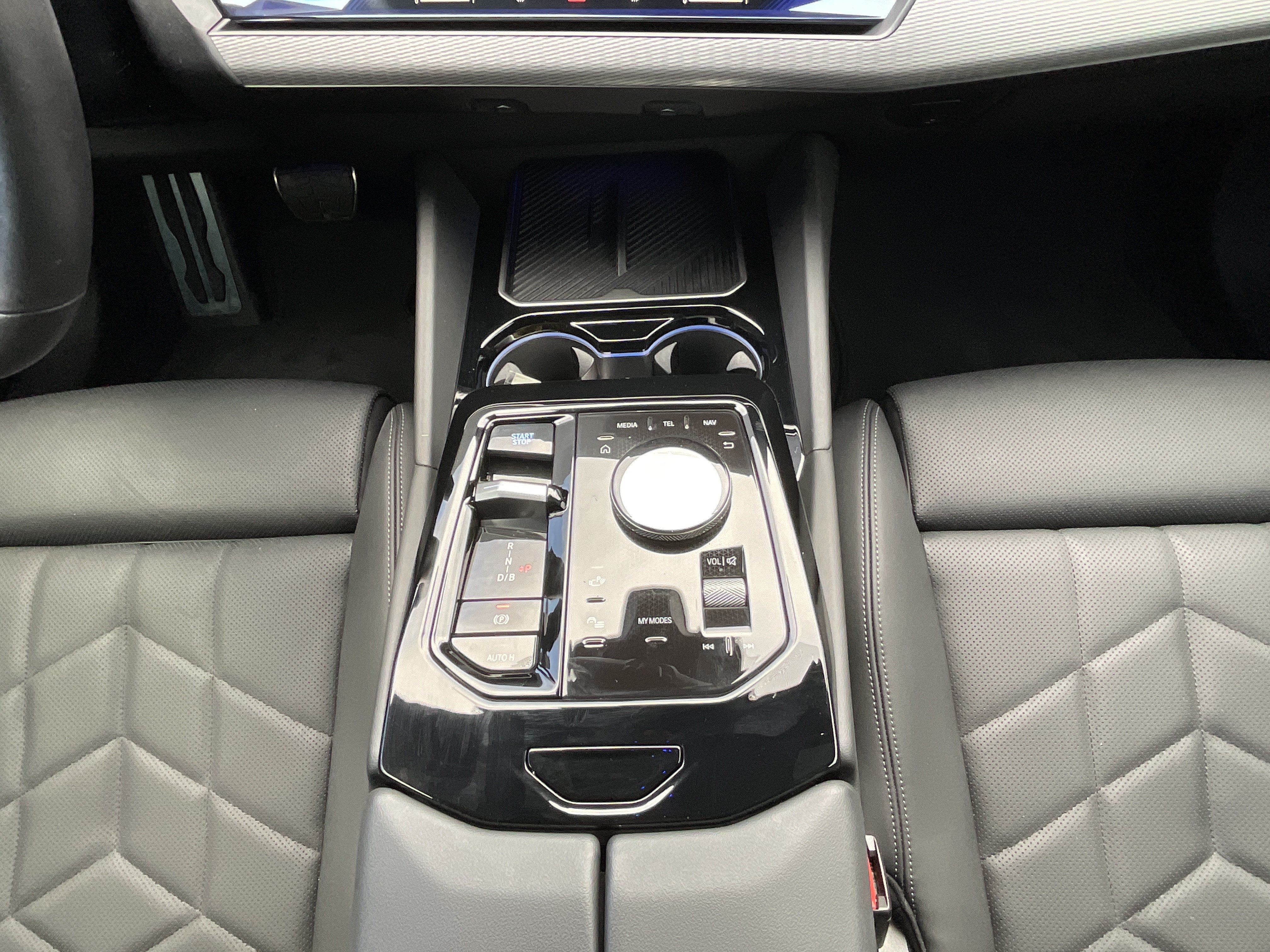 Certified 2025 BMW i5 xDrive40 w/ M Sport Package AWD/4WD image 18