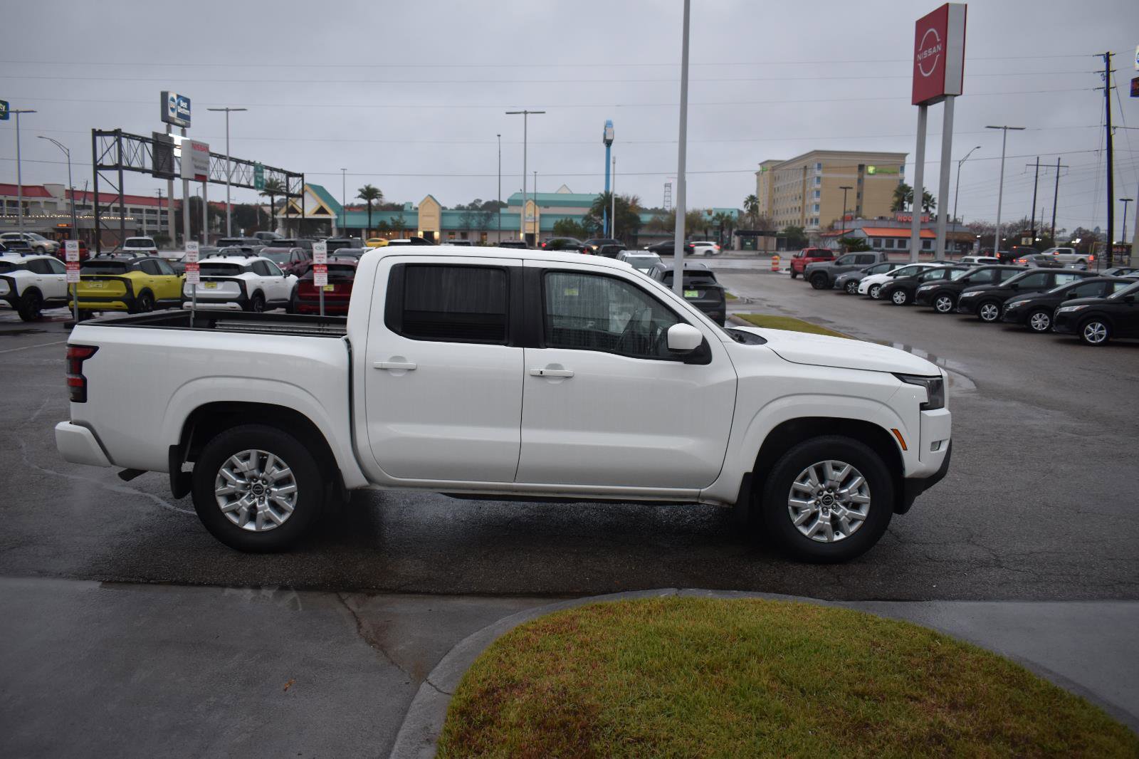 Used 2023 Nissan Frontier SV w/ SV Convenience Package image 14