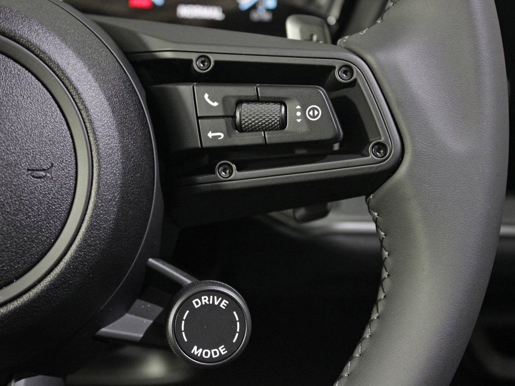 Certified 2025 Porsche Cayenne AWD/4WD image 26