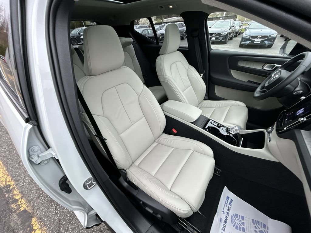 Certified 2023 Volvo XC40 B5 Plus w/ Driver Assist Package image 25