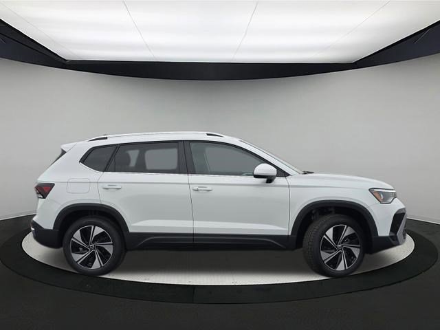 New 2026 Volkswagen Taos SE image 8