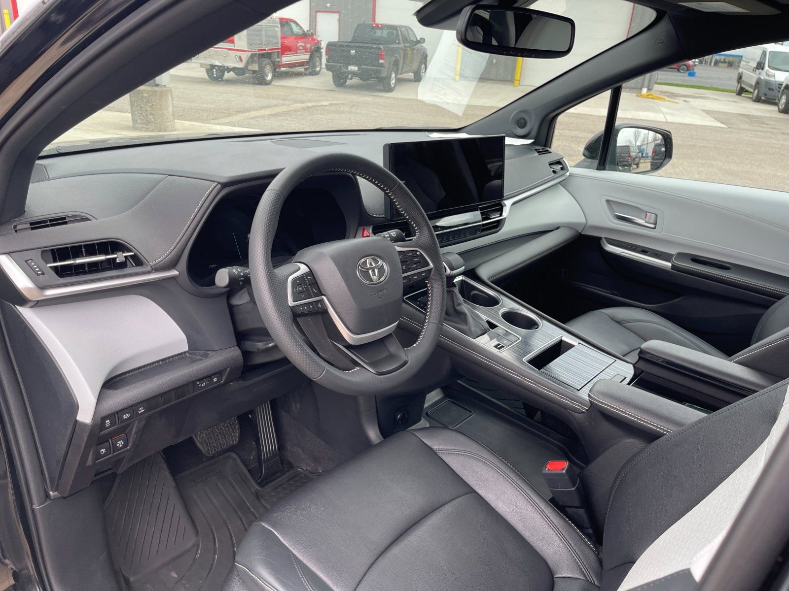 Used 2025 Toyota Sienna XSE w/ XSE Plus Package image 10