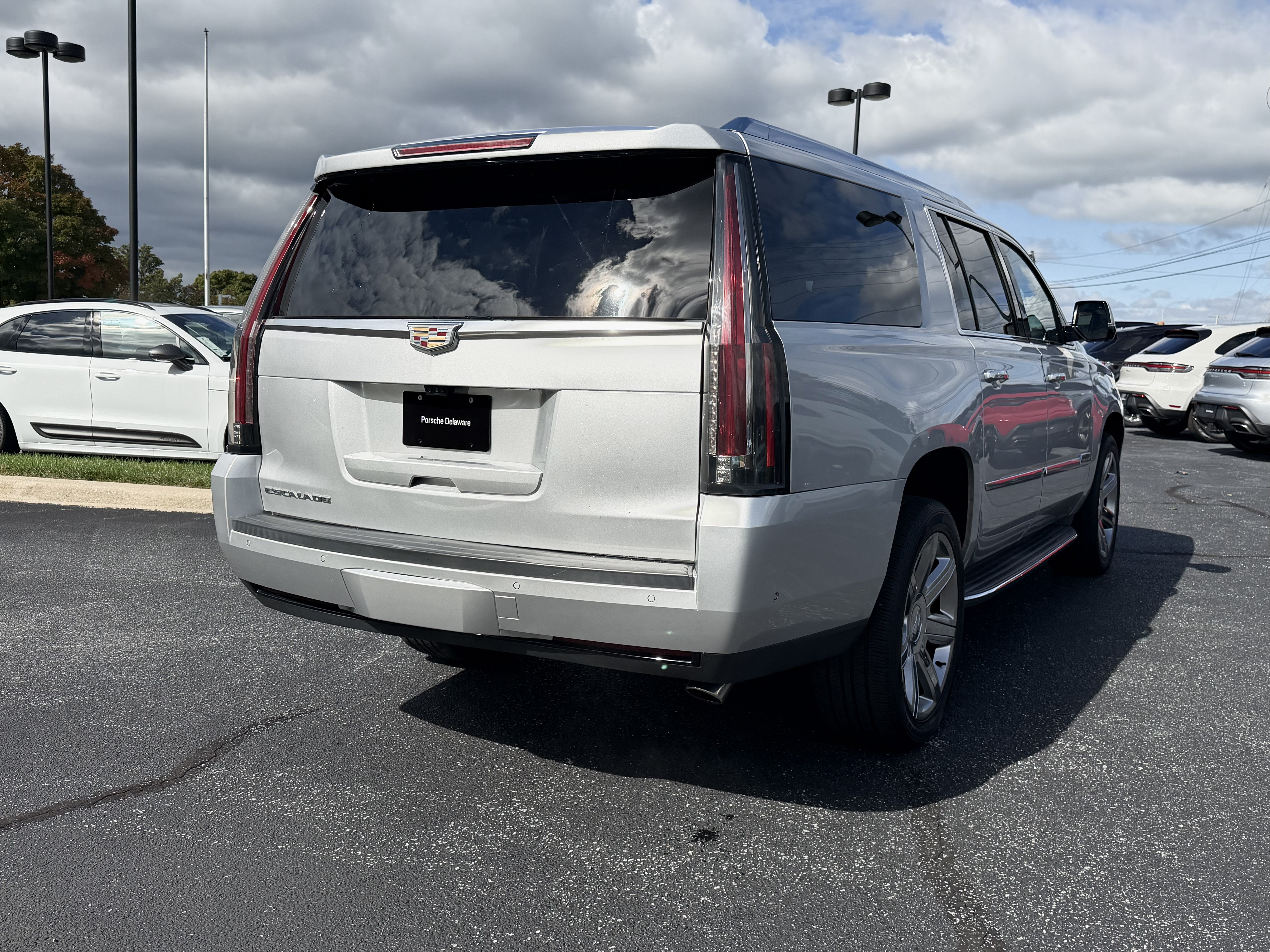 Used 2019 Cadillac Escalade ESV Luxury AWD/4WD image 13