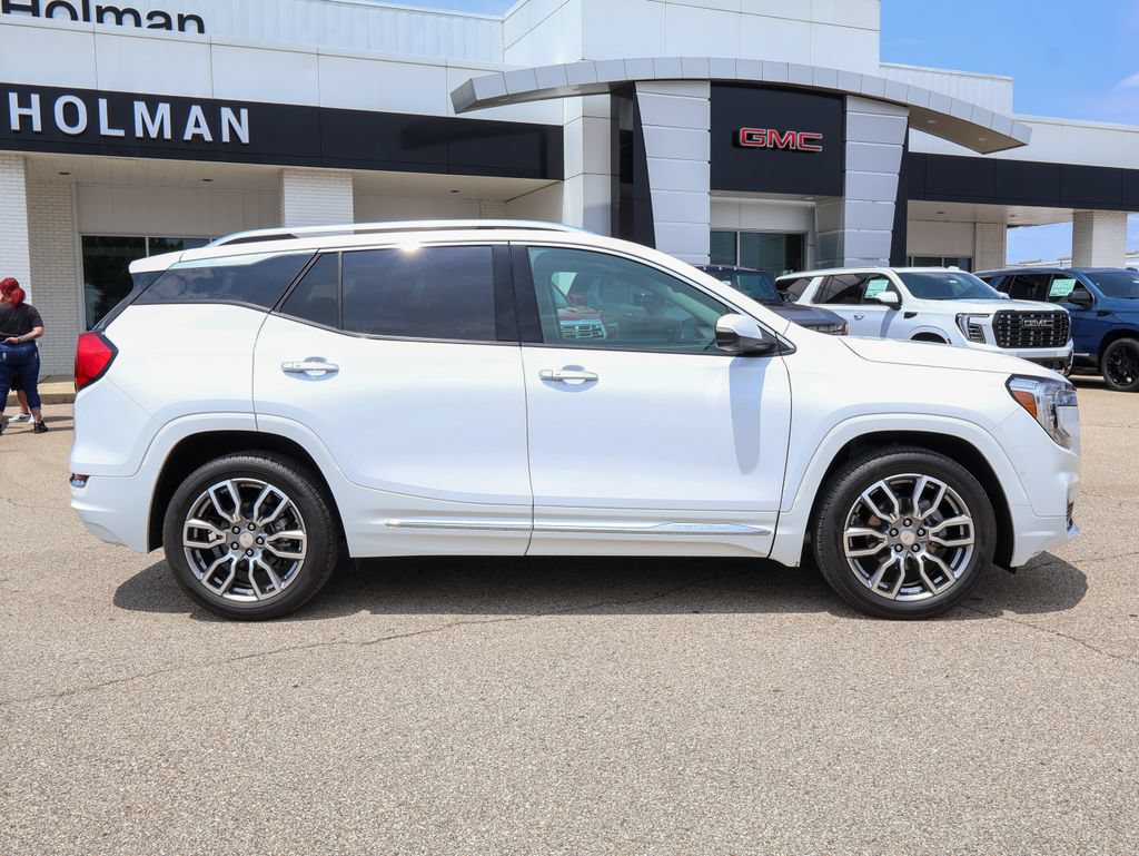 Used 2024 GMC Terrain Denali w/ Denali Premium Package AWD/4WD image 2