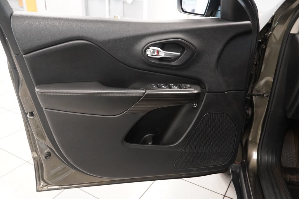 Used 2014 Jeep Cherokee Limited AWD/4WD image 17