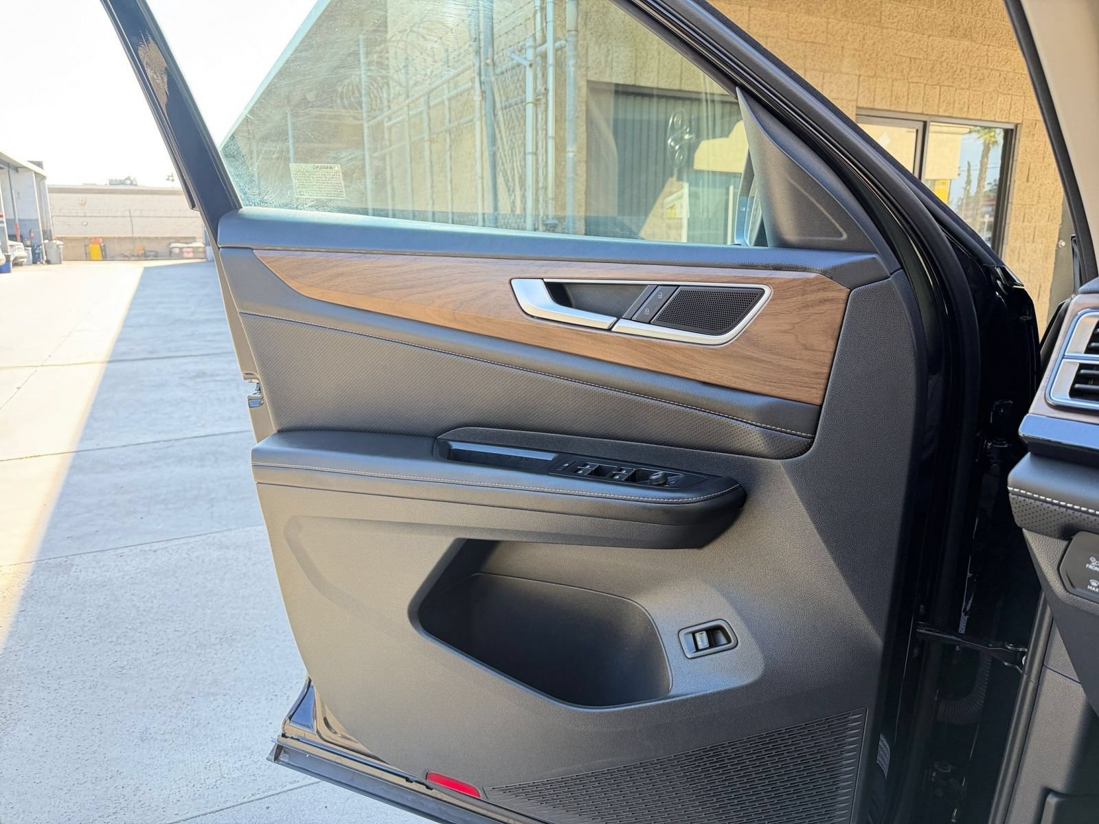Used 2026 Volkswagen Atlas SE FWD image 18