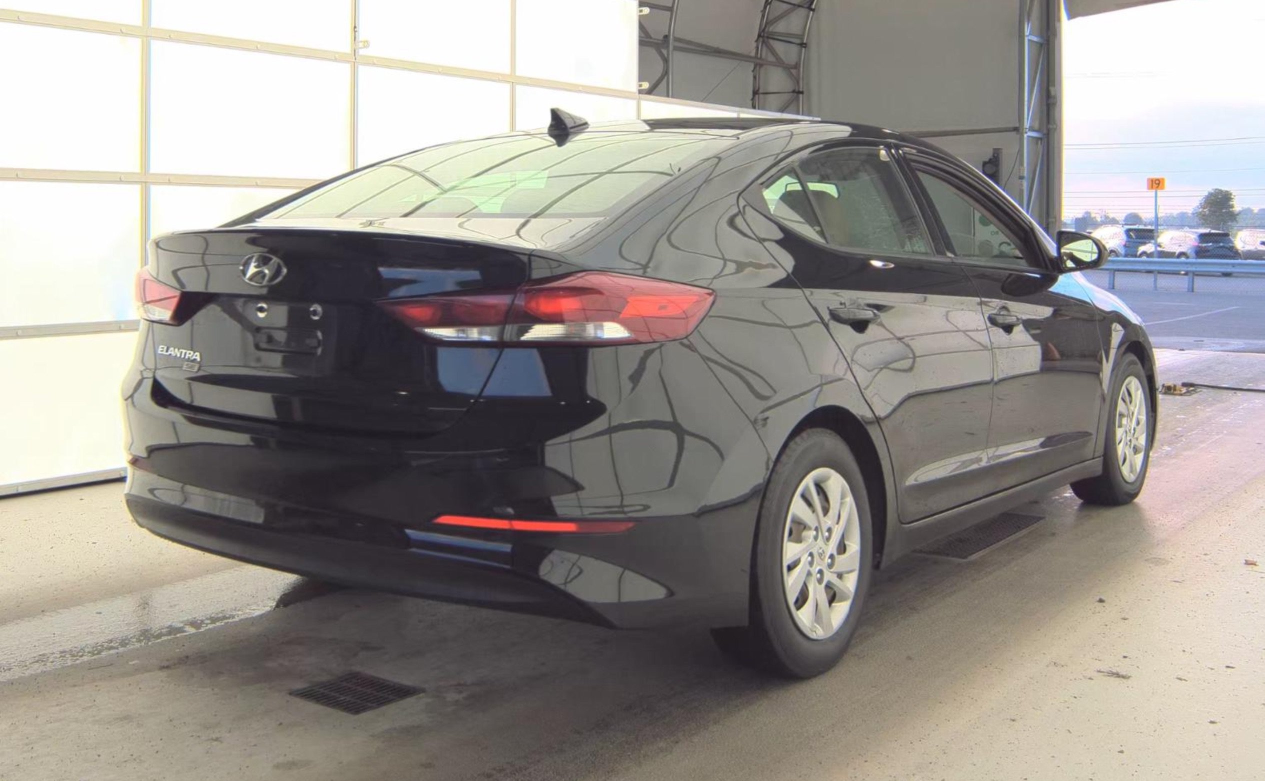 Used 2017 Hyundai Elantra SE FWD image 3