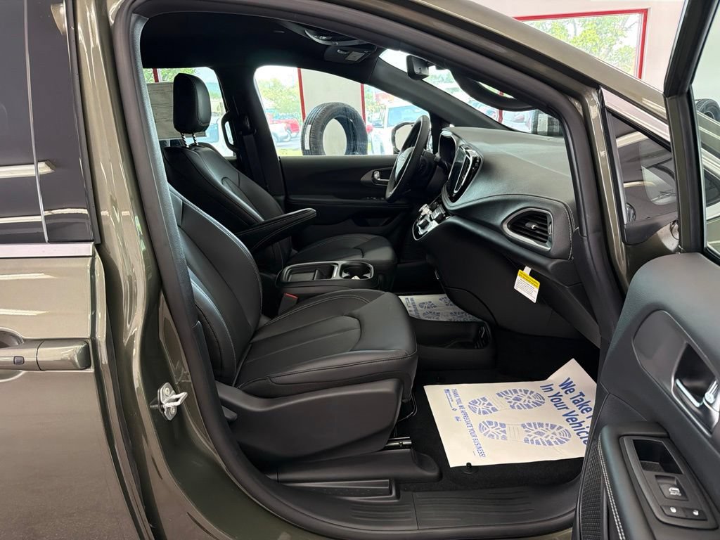 New 2027 Chrysler Pacifica Select FWD image 28