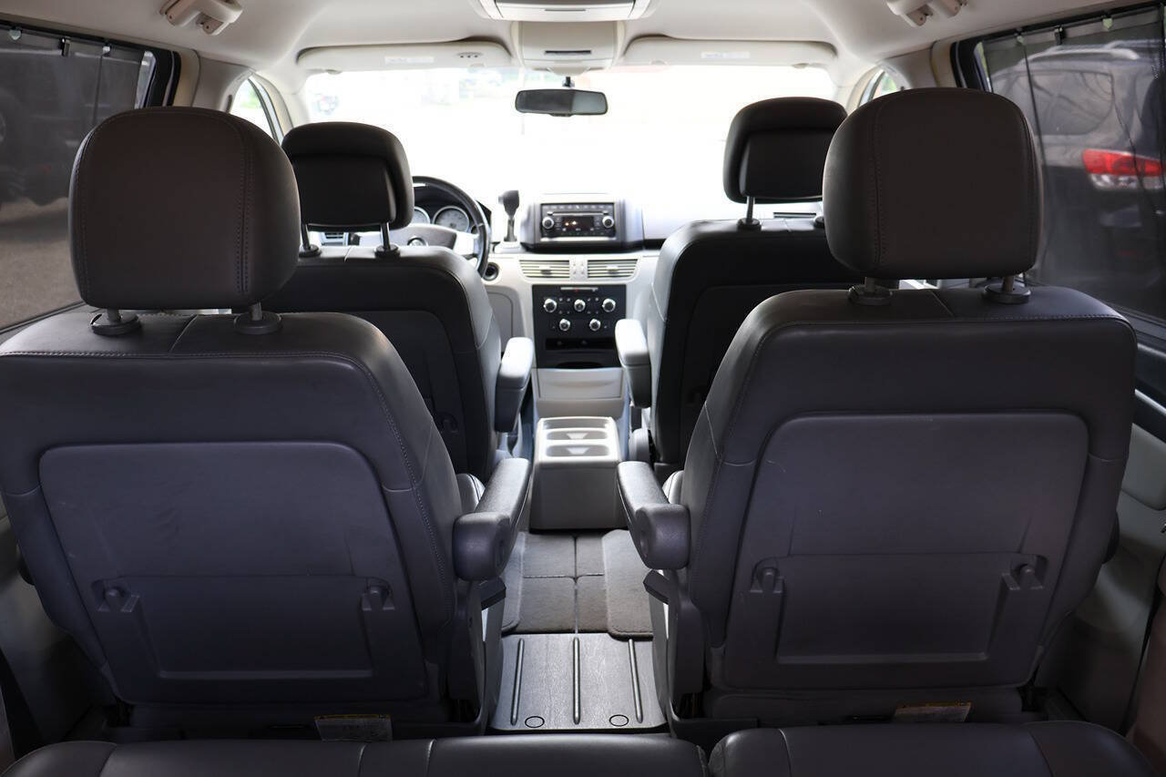 Used 2010 Volkswagen Routan SE FWD image 13