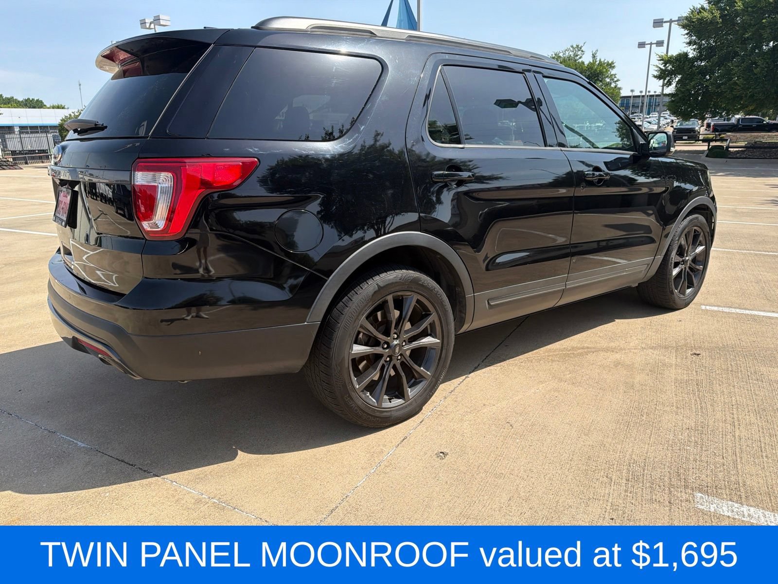 Used 2017 Ford Explorer XLT w/ Equipment Group 202A FWD image 4