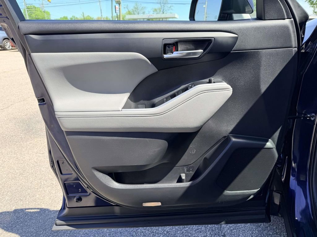 Used 2021 Toyota Highlander XLE image 18