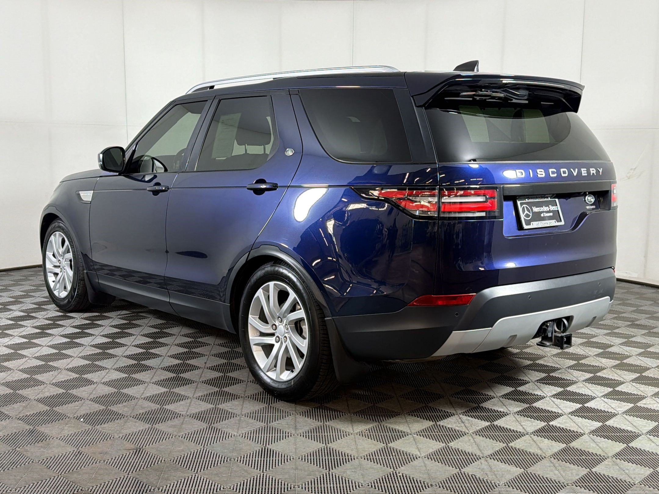 Used 2018 Land Rover Discovery HSE AWD/4WD image 3