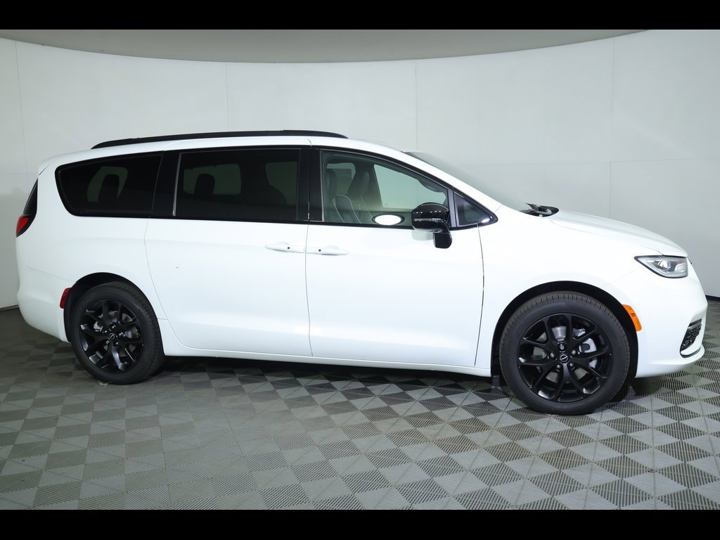 New 2026 Chrysler Pacifica Limited image 2