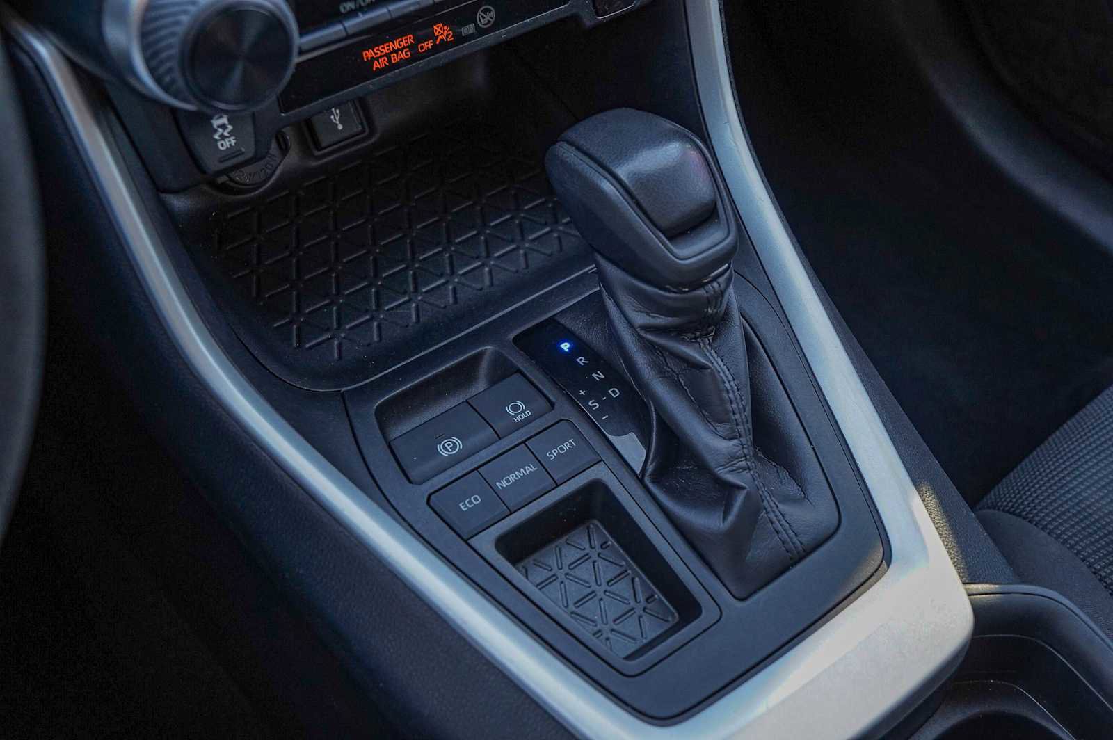 Used 2021 Toyota RAV4 LE image 19