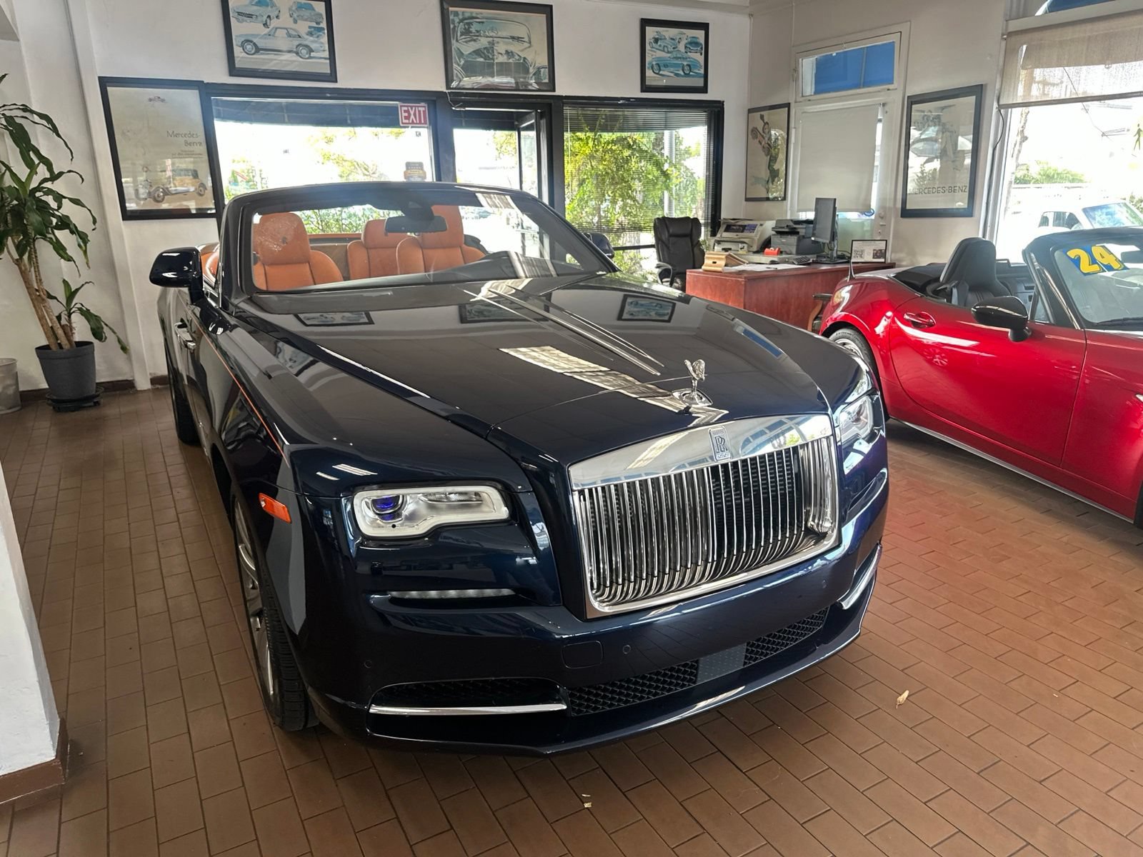 Used 2016 Rolls-Royce Dawn RWD image 19