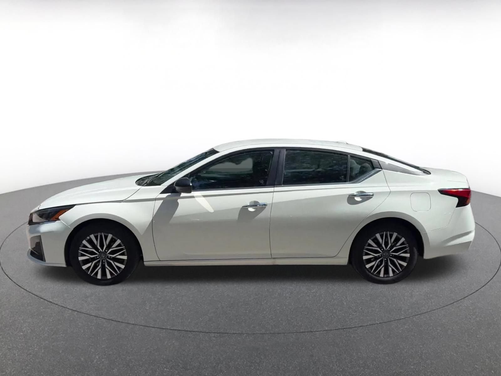 Used 2025 Nissan Altima 2.5 SV FWD image 7
