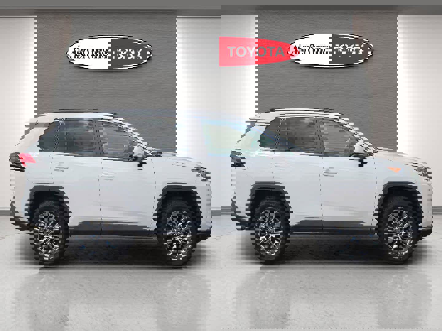 Used 2020 Toyota RAV4 XLE Premium image 5