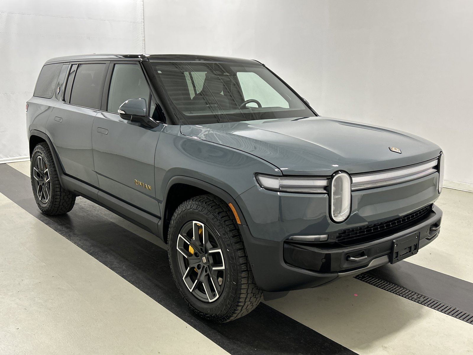 Used 2025 Rivian R1S Premium AWD/4WD image 7