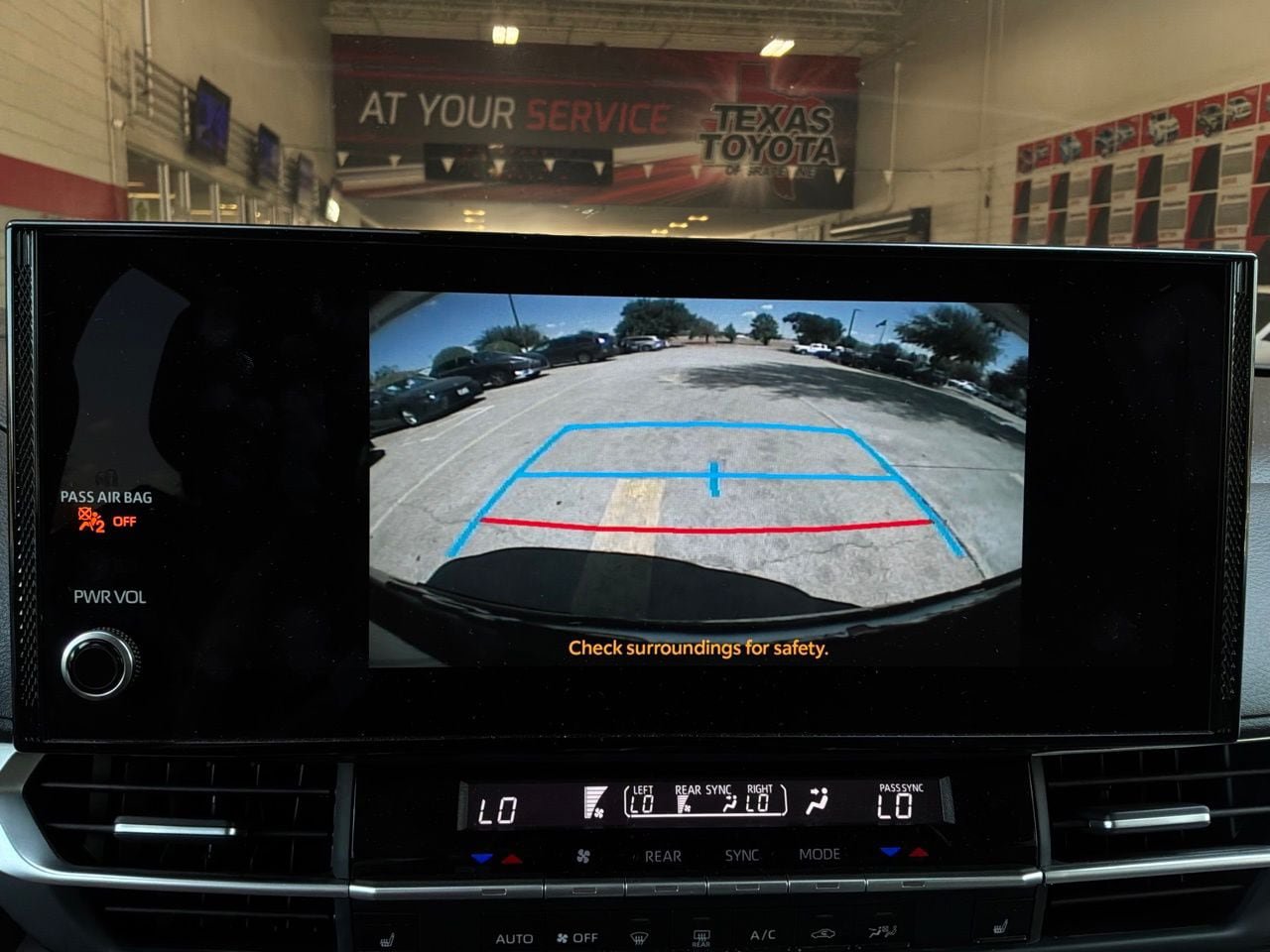Used 2025 Toyota Sienna XLE FWD image 38