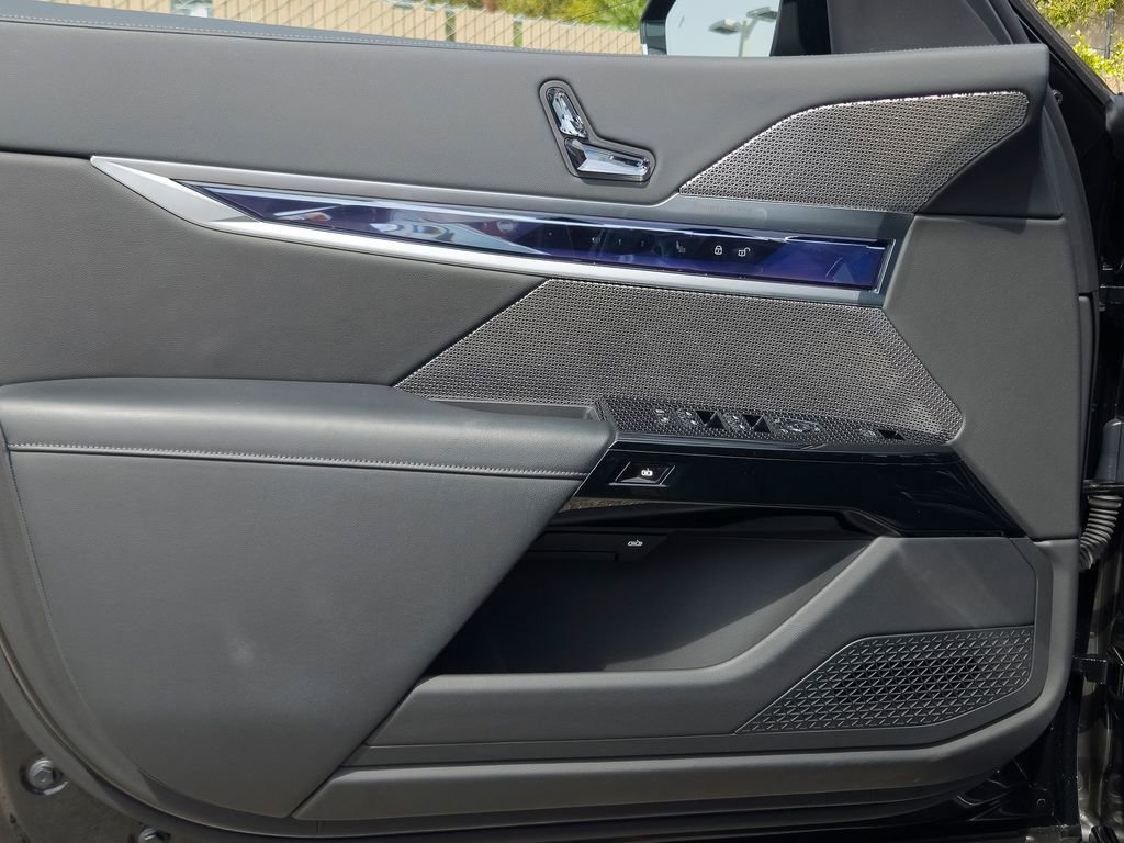 Used 2024 BMW i7 eDrive50 image 16