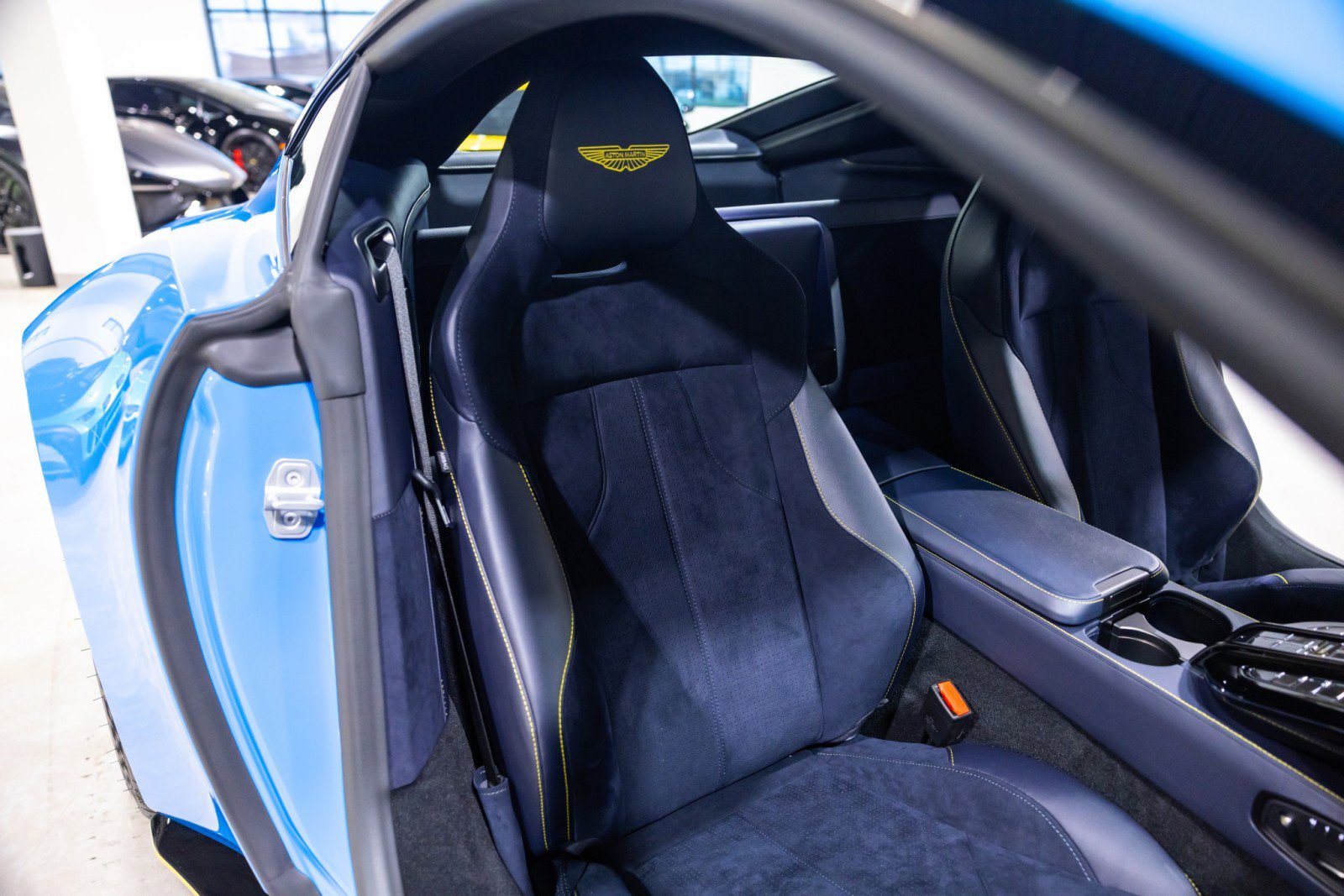 Used 2025 Aston Martin V8 Vantage Coupe image 29
