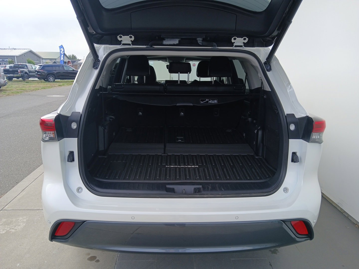 Used 2020 Toyota Highlander Limited image 9