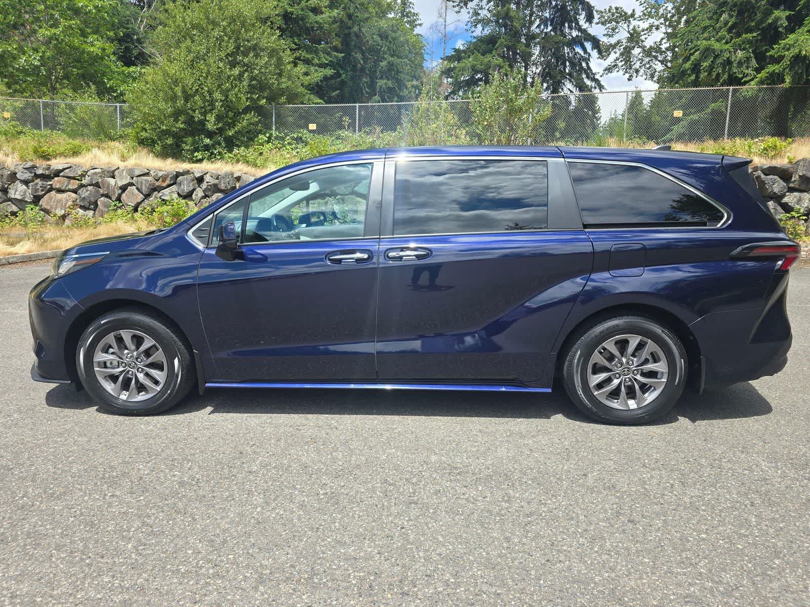 Used 2023 Toyota Sienna XLE AWD/4WD image 3