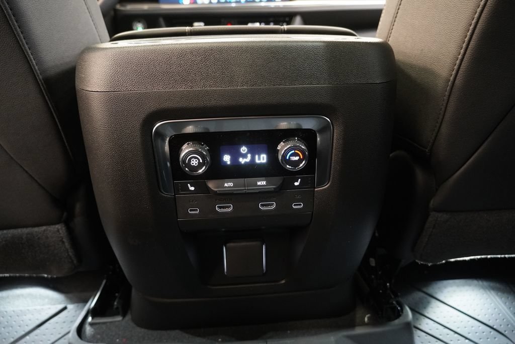 New 2026 Chevrolet Suburban Premier AWD/4WD image 32