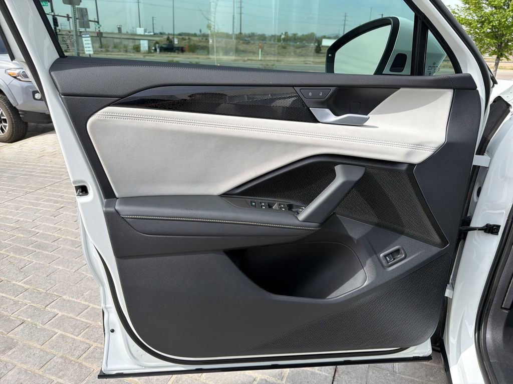 Certified 2025 Volkswagen Tiguan SE image 12