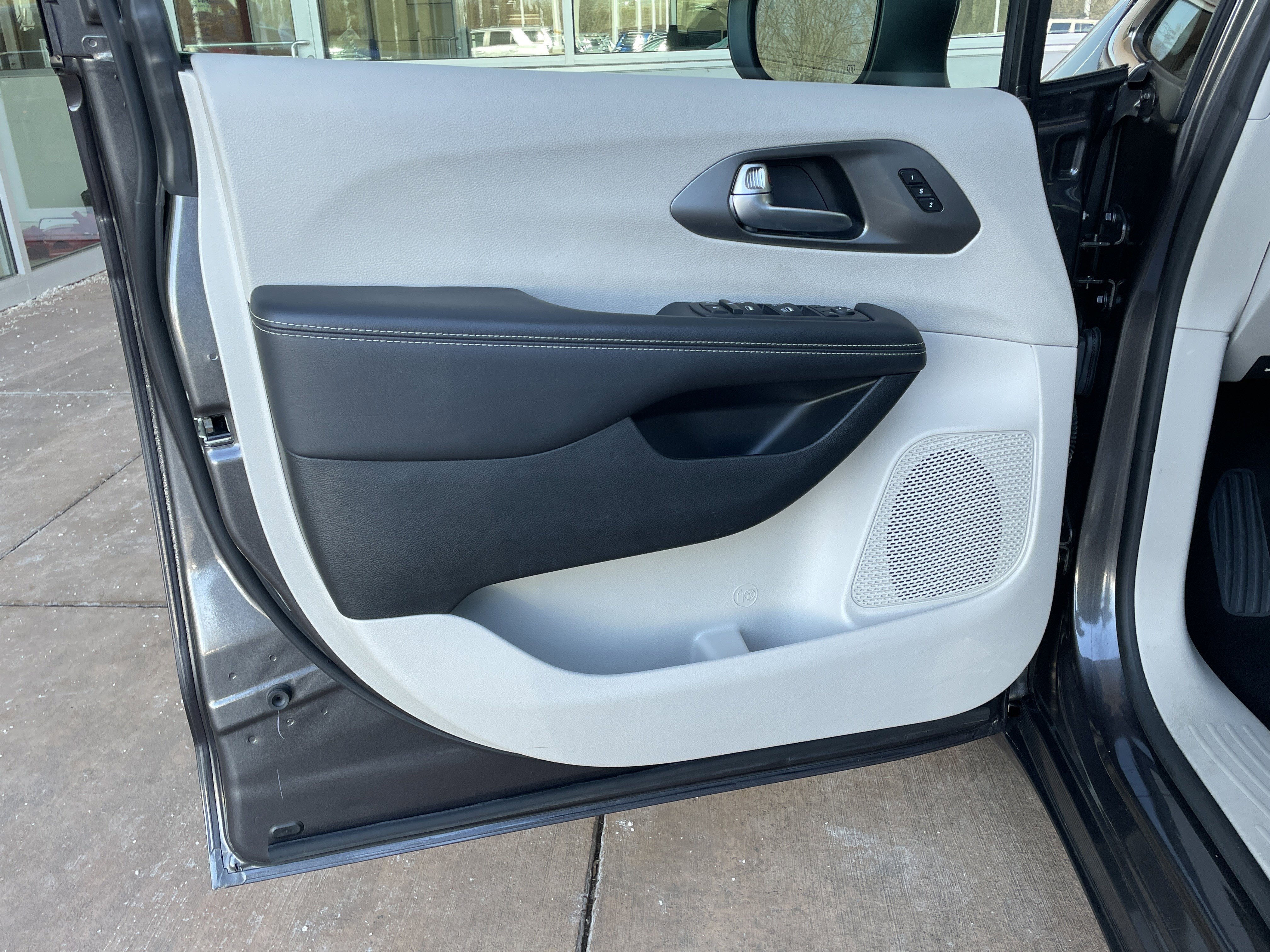 Used 2023 Chrysler Pacifica Touring-L image 14